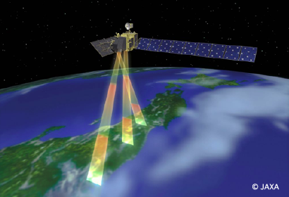 3方向を同時に撮影できる日本の人工衛星「だいち（ALOS)」のイメージ画像（提供：JAXA）